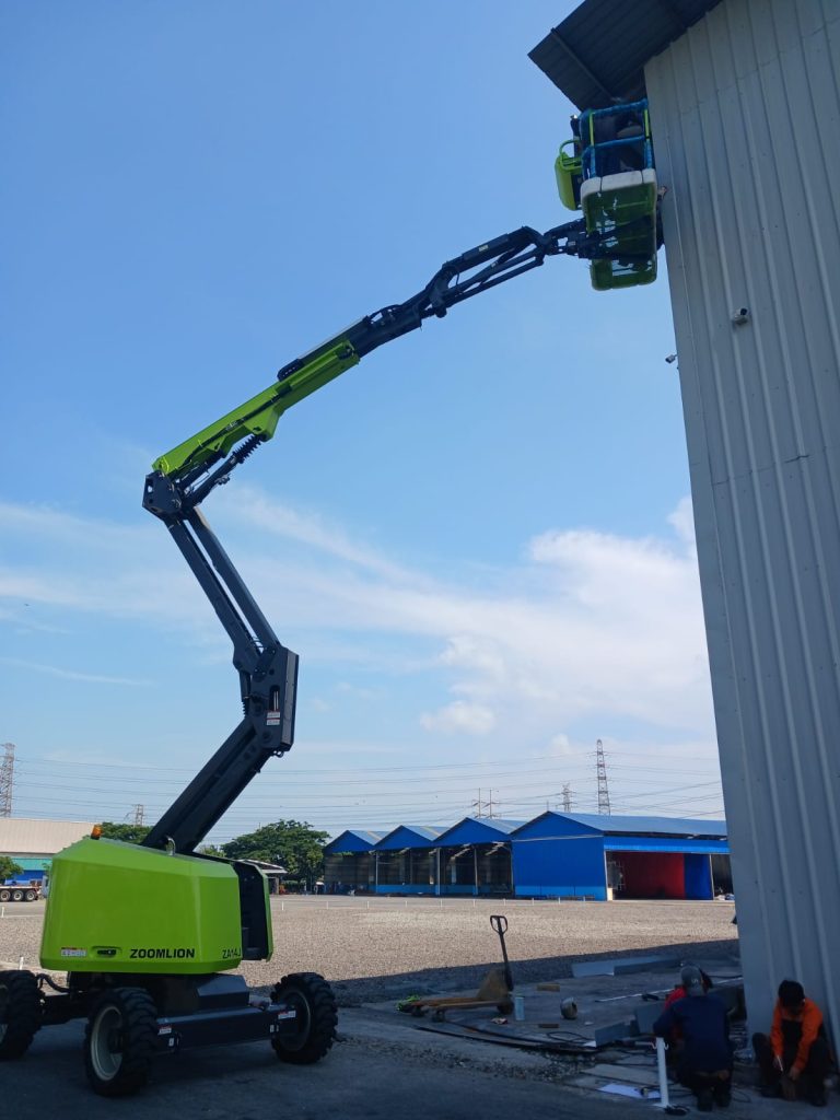 Cara Mengoperasikan Alat Berat Boom Lift dengan Aman dan Efisien